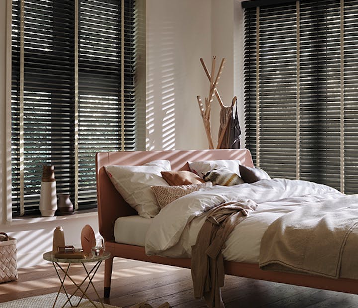 Luxaflex houten jaloezie 50mm slaapkamer.png